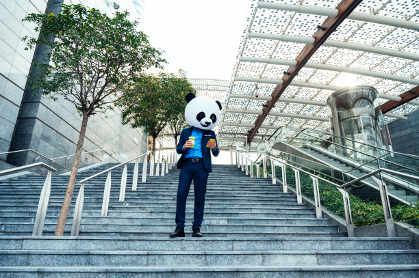 一个商人戴着一个大熊猫头的故事形象图片下载