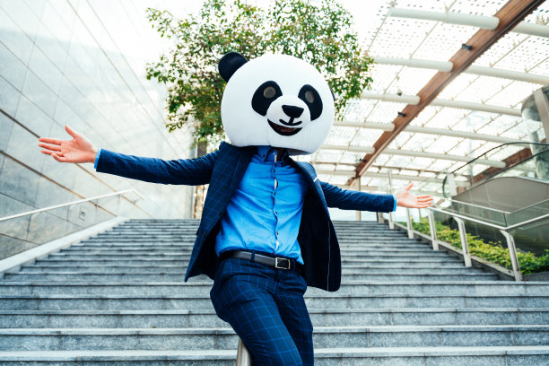 一个商人戴着一个大熊猫头的故事形象图片下载