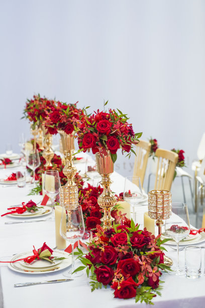 奢华的婚礼装饰与鲜花和玻璃花瓶和许多设置在桌子上图片下载