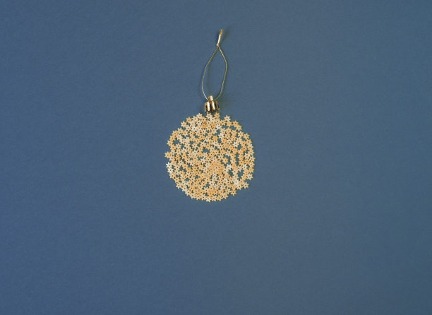 圣诞树上装饰成球状的意大利面，背景为蓝色的纸，俯视图。概念上的照片。图片下载