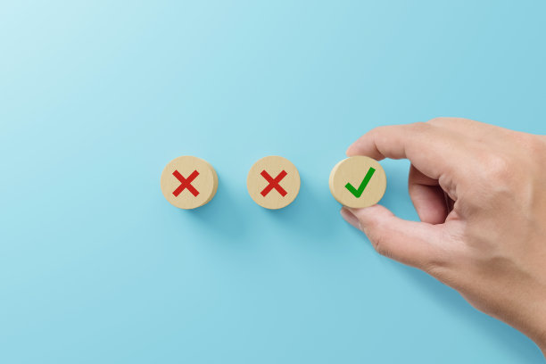 检查表和勾号概念。在浅蓝色背景的木块上检查标记和x符号图片下载