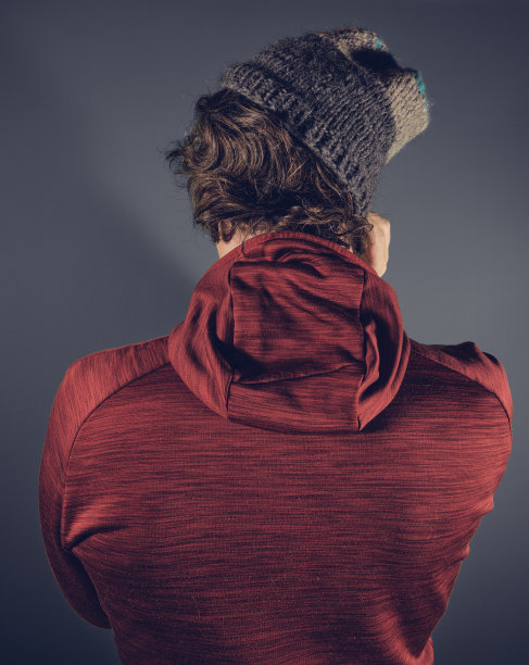 头上戴羊毛帽的人图片下载