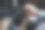 理发师的手为一个男人梳理和修剪头发的特写图片下载