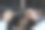 理发师的手为一个男人梳理和修剪头发的特写图片下载
