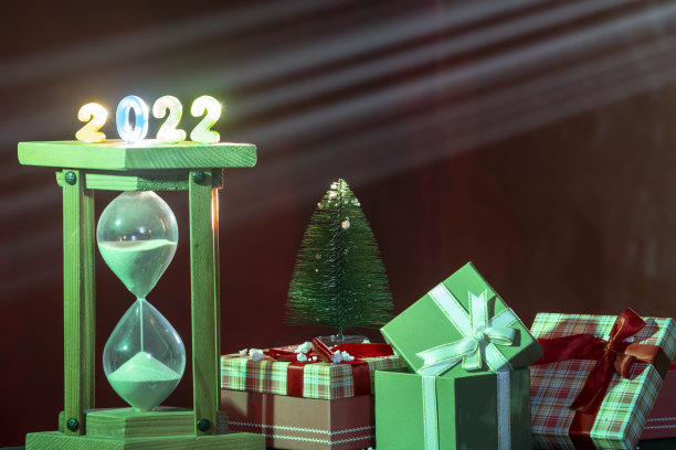 沙漏，礼盒和迷你圣诞树的照片与2022年新年数字图片下载