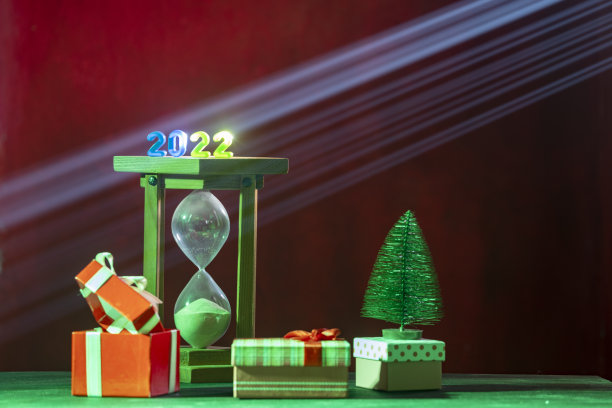 沙漏，礼盒和迷你圣诞树的照片与2022年新年数字图片下载