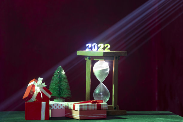 沙漏，礼盒和迷你圣诞树的照片与2022年新年数字图片下载