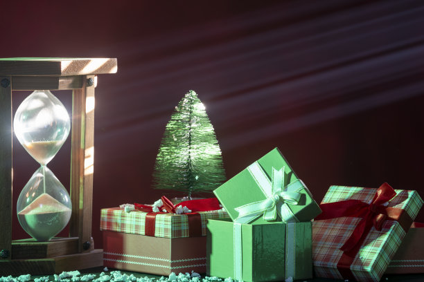 沙漏，礼品盒和迷你圣诞树的照片图片下载