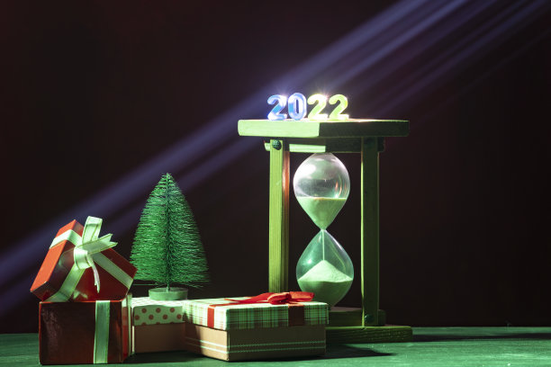 沙漏，礼盒和迷你圣诞树的照片与2022年新年数字图片下载
