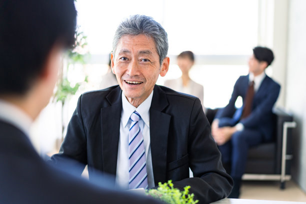 在办公室工作的商务人员图片下载