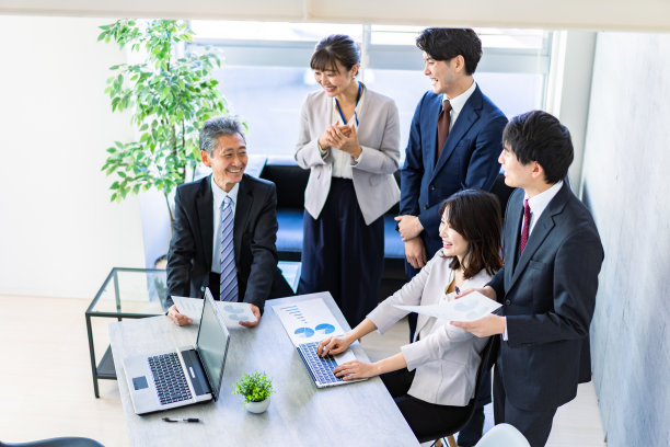 在办公室工作的商务人员图片下载