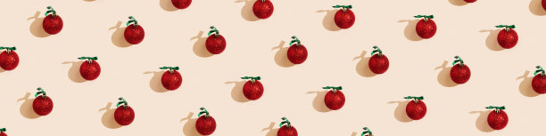 节日快乐，圣诞快乐，新年宽旗。闪亮的红色圣诞球在柔和的粉红色背景，规则的几何图案图片下载