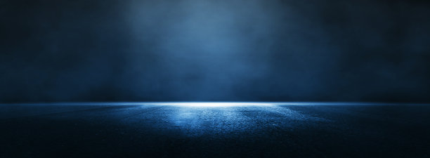 空黑暗的场景与光明。柏油路蓝而暗，街上烟雾缭绕。光射线,聚光灯图片下载