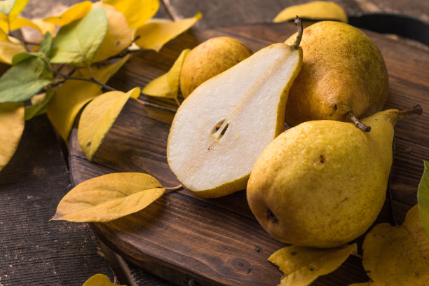 天然木质背景上的有机梨，健康饮食图片下载