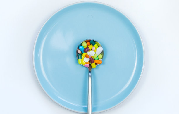 一个勺子里有很多不同的药片。有选择性的重点。图片下载