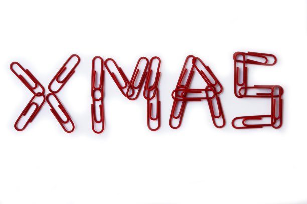 红色回形针形状的圣诞节字在白色的背景图片下载