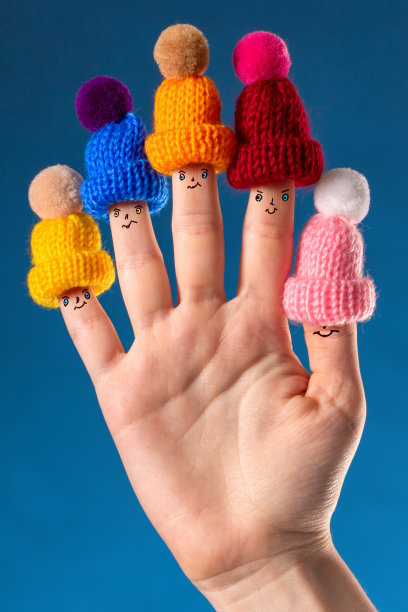 手指插在帽子上，画着滑稽的笑脸图片下载