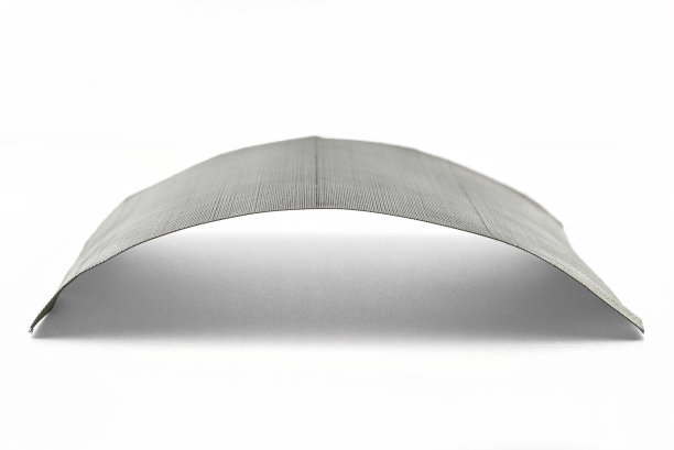 用于水过滤的细金属网的微距照片，隔离在白色背景上。图片下载