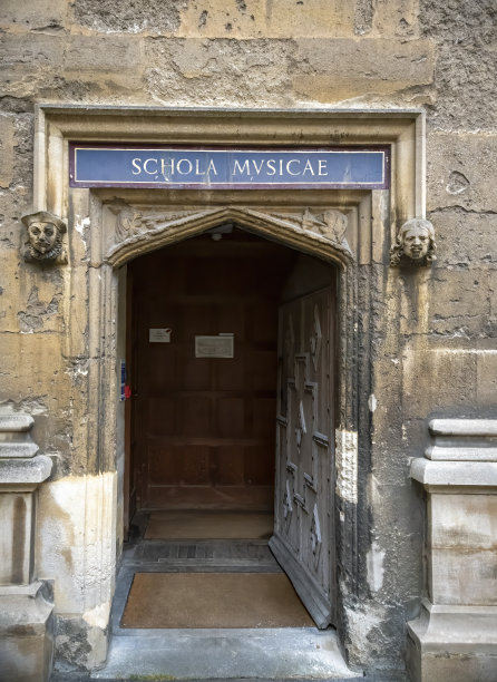 牛津大学图书馆四合院的门口。图片下载