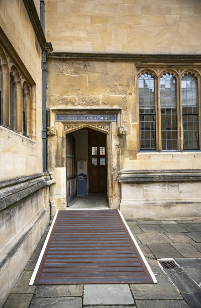 牛津大学图书馆四合院的门口。图片下载