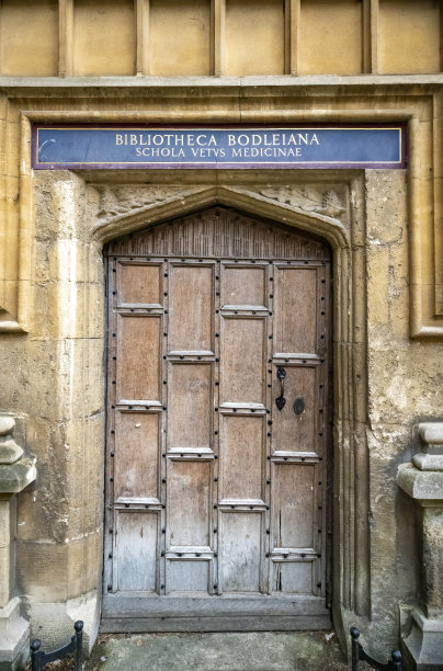 牛津大学图书馆四合院的门口。图片下载