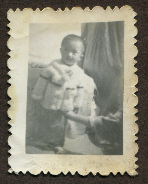 20世纪80年代中国小男孩黑白老照片图片下载