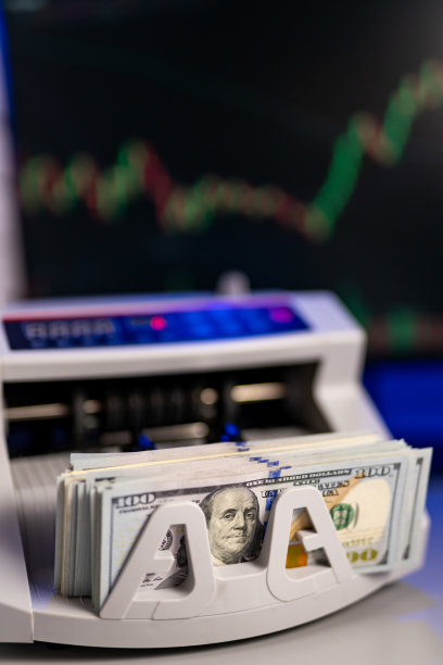 计算机里的美元。印有富兰克林肖像的钞票。在一台以黑色电脑屏幕为背景的计数机中，美国货币的近景。图片下载