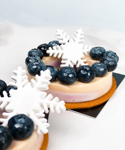 新鲜蓝莓蛋糕，用雪花装饰新年的装饰品。图片下载