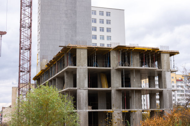 在城市中建造一座多层建筑图片下载