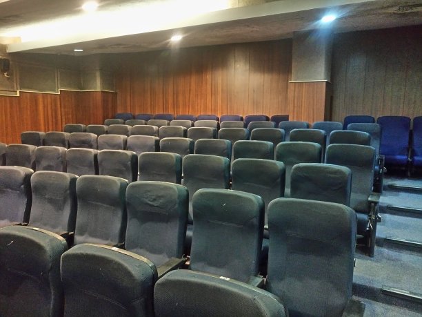 COVID-19期间电影院或剧院的座位空无一人图片下载