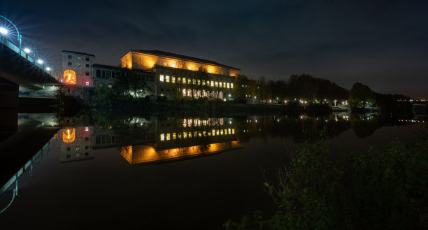 夜晚的Mülheim an der Ruhr /德国市政厅图片下载
