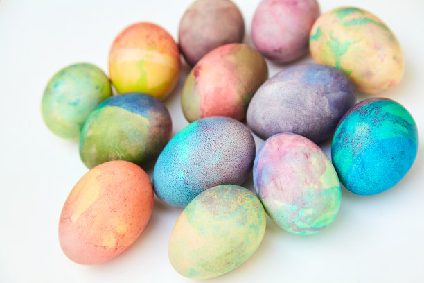 一组复活节彩蛋在白色背景上图片下载