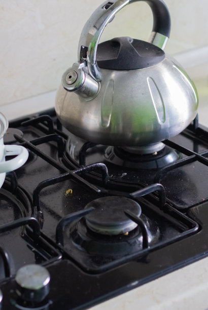 煤气炉在做饭时被弄脏了，炉子上有油。屋子里乱七八糟图片下载