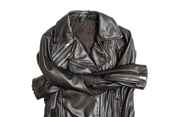 黑色皮夹克在白色上绝缘图片下载