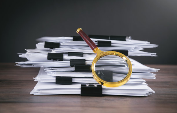 桌上堆满了文件和放大镜。图片下载
