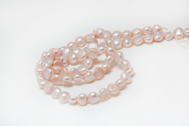 天然珍珠珠隔离在白色上图片下载