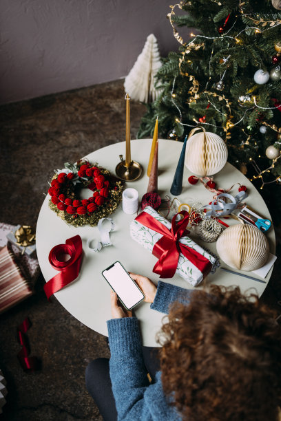 女人在圣诞节使用手机(复制空间)图片下载