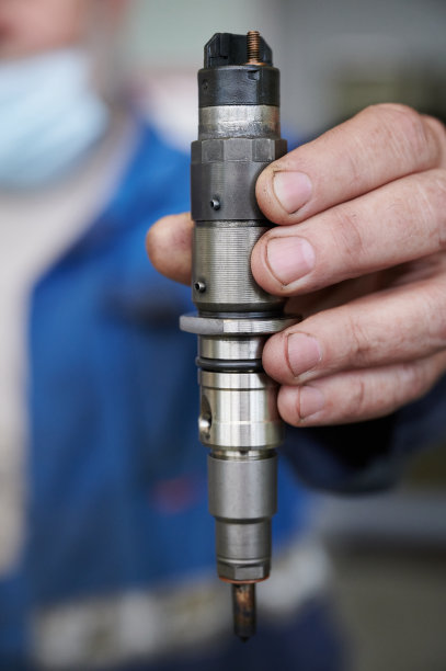 在现场，检查柴油内燃机喷嘴的操作性能和磨损情况的过程，图片下载