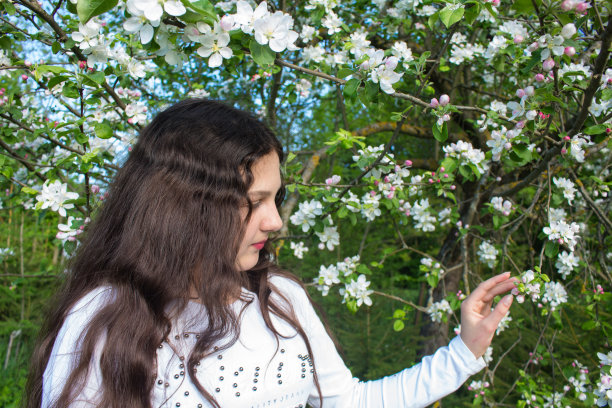 花的女孩图片下载