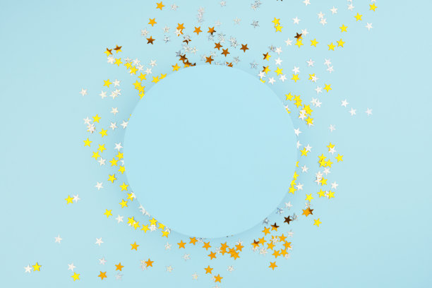 新年、圣诞节或生日背景。圆讲台和散落的节日彩纸。图片下载