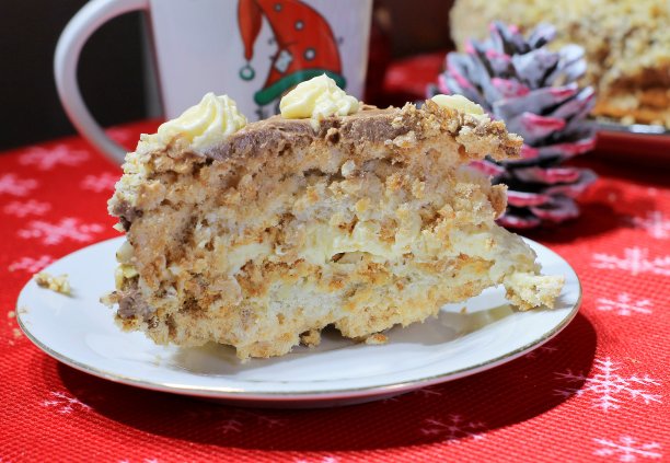 圣诞新年果仁蛋白酥饼。图片下载