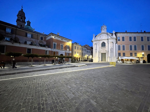意大利雷焦埃米利亚，晚上的路易吉罗维西广场图片下载