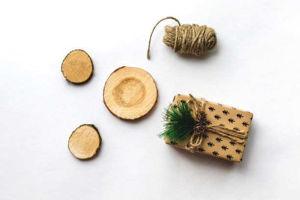 三个由天然木材制成的讲台，一个绳子球和一份礼物图片下载