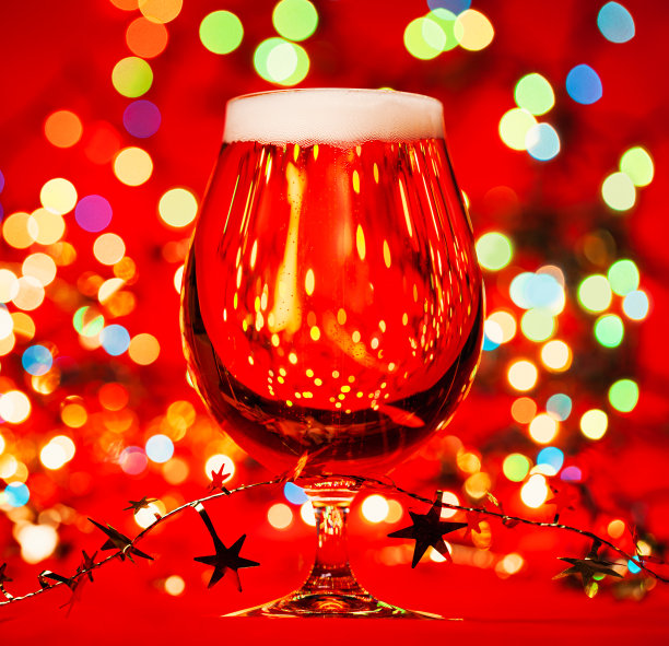 带圣诞装饰的郁金香啤酒杯图片下载