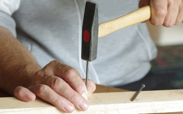 人在木头上钉钉子图片下载