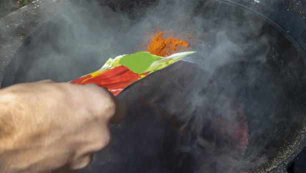 在大锅里热酒。热酒在大锅里煮。传统节日里的维生素。图片下载