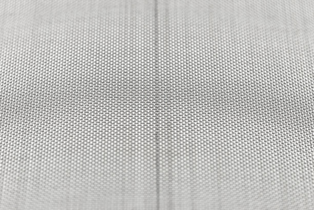 背景由用于水过滤的细金属网的微距照片制成，隔离在白色背景上，选择性聚焦。图片下载