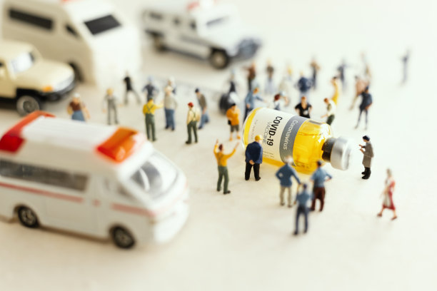 一群人(雕像)站在冠状病毒COVID-19疫苗。冠状病毒疫苗图片下载