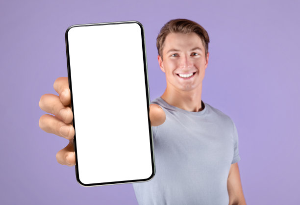 移动应用。英俊的年轻人演示大空白白屏智能手机图片下载