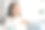 年轻的亚洲女士在家里用手机聊天的特写镜头图片下载